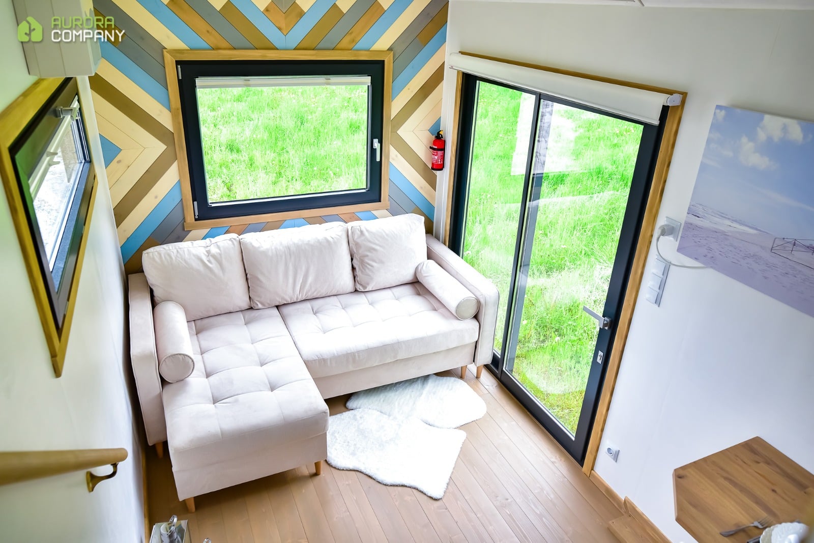 tiny-house-aurora-sunshine-intérieur-salon-coloré