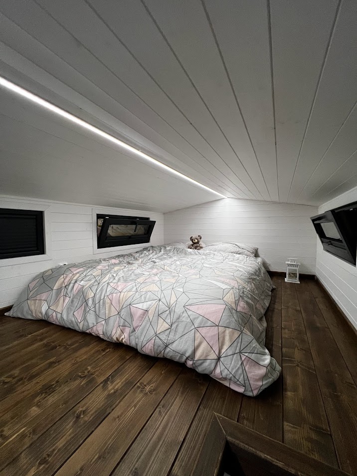 tiny-house-autonome-moderne-a-saisir-des-maintenant-chambre-spacieuse-mezzanine