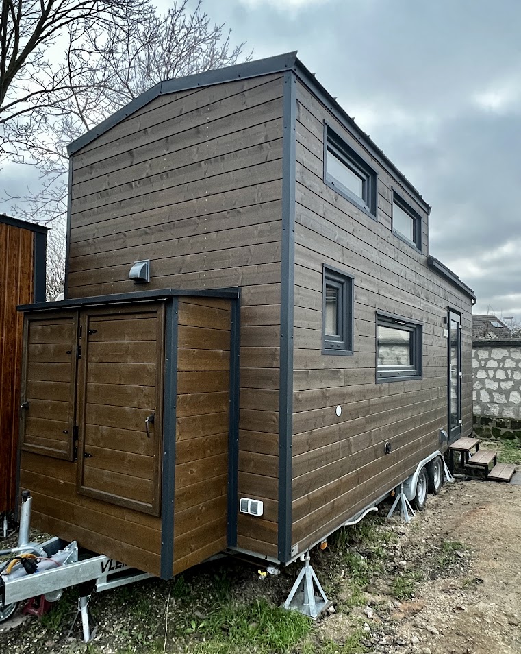 tiny-house-autonome-moderne-a-saisir-des-maintenant-extérieur