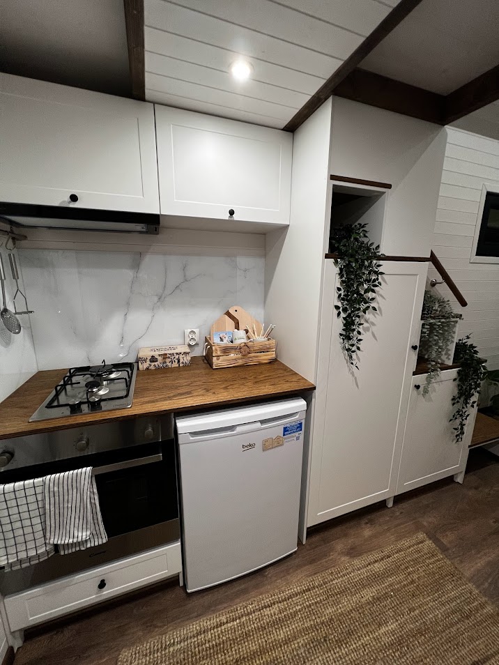tiny-house-autonome-moderne-a-saisir-des-maintenant-interieur-cuisine