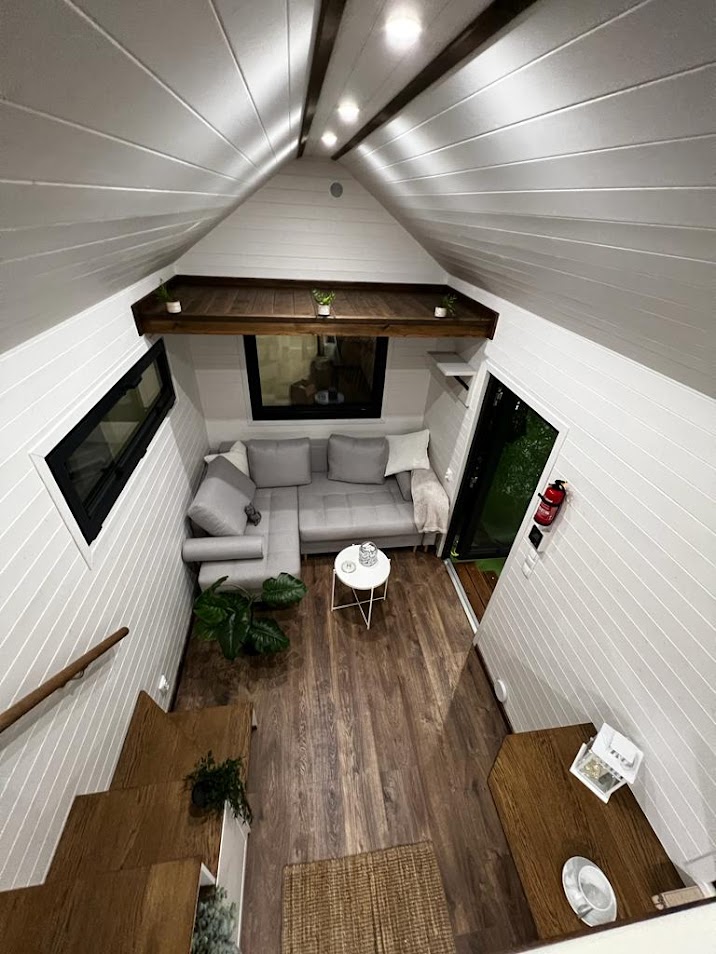 tiny-house-autonome-moderne-a-saisir-des-maintenant-interieur-mezzanine-petite