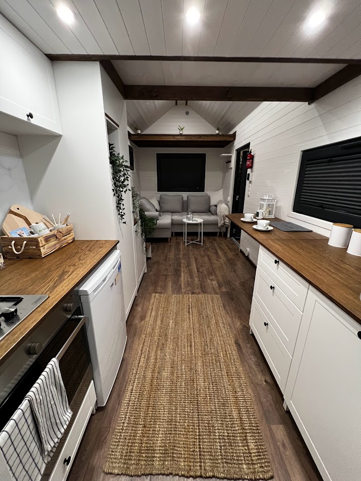 tiny-house-autonome-moderne-a-saisir-des-maintenant-intérieur-salon