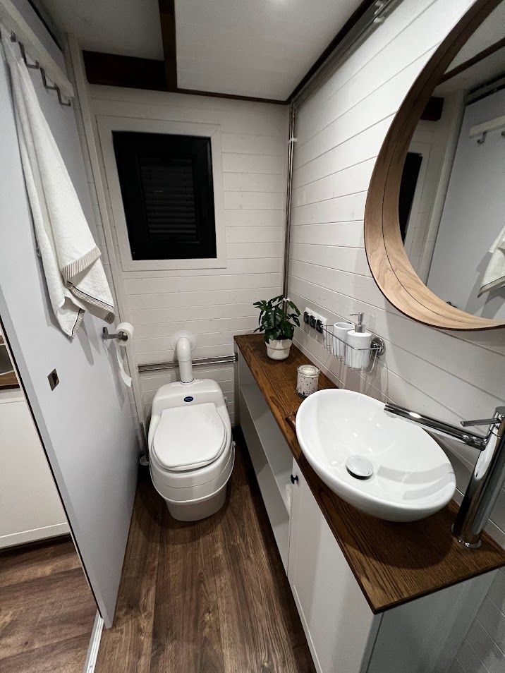 tiny-house-autonome-moderne-a-saisir-des-maintenant-wc-sdb