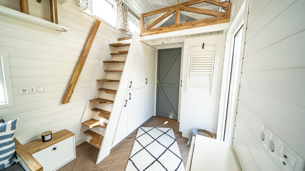 tiny-house-lilac-mobi-house-interieur-escalier